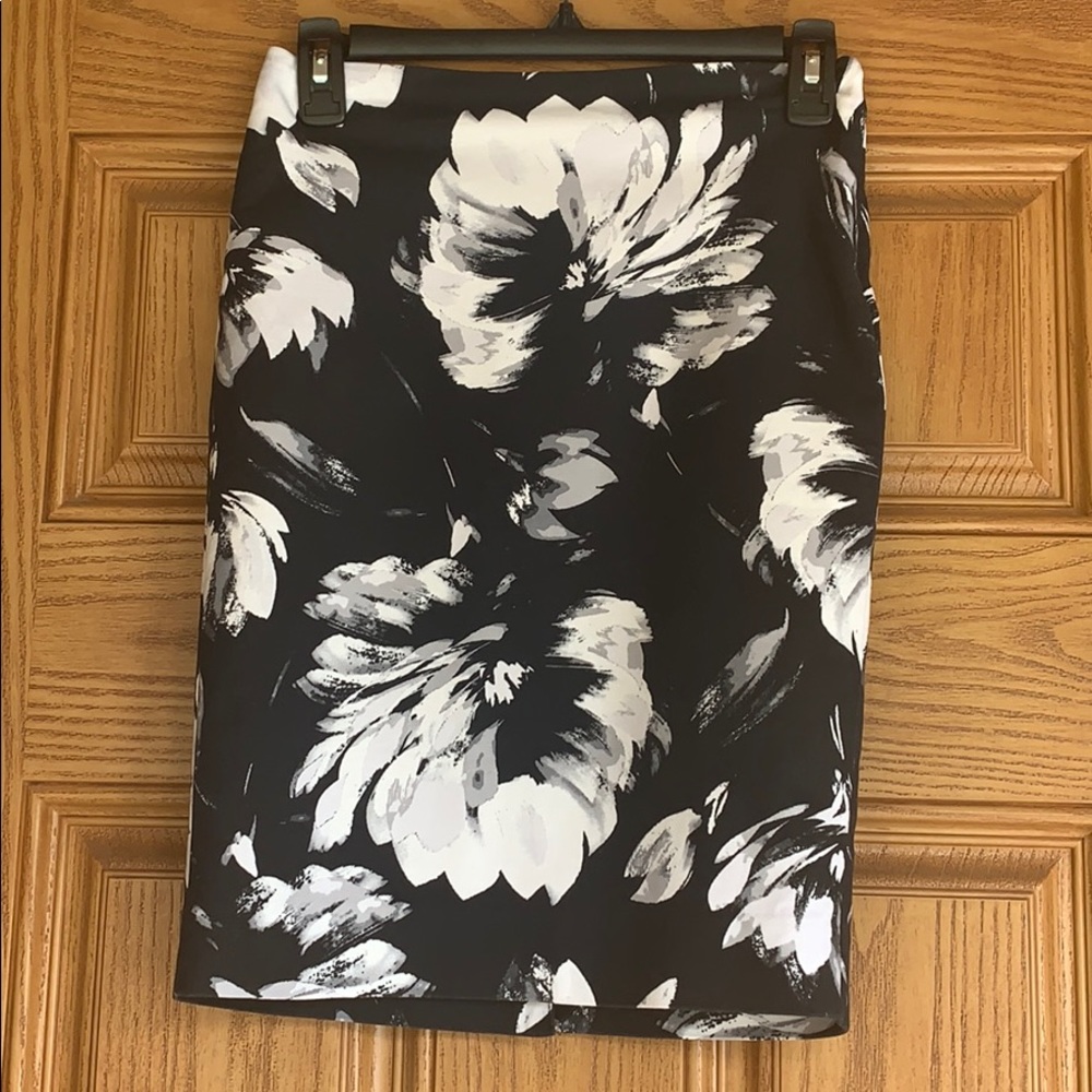 The Limited Black & White Floral Print Skirt 00P